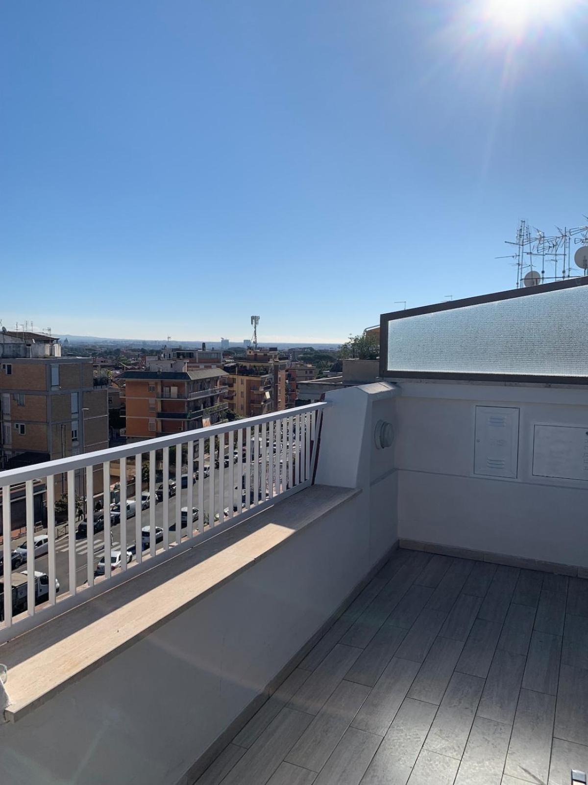 Vivi In Un Attico Tipico Romano Con Vista Su Roma Esterno foto
